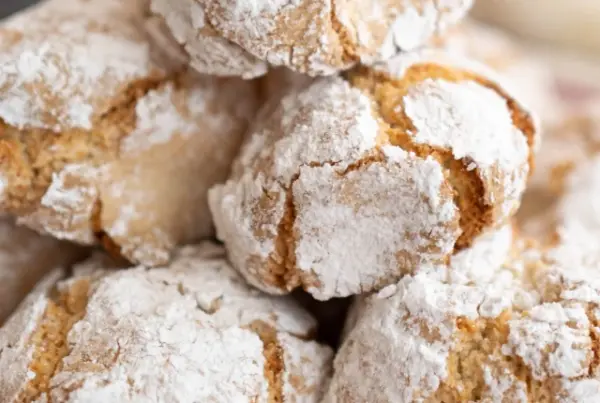 amarettoni prelibati dolci amaretti grandi con zucchero a velo