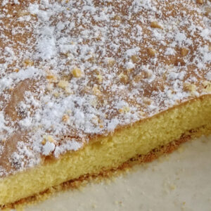 torta tradizionale ortigara tagliata a fette con spolverata zucchero a velo