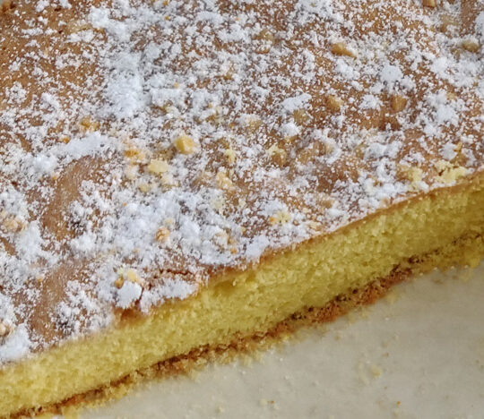 torta tradizionale ortigara tagliata a fette con spolverata zucchero a velo